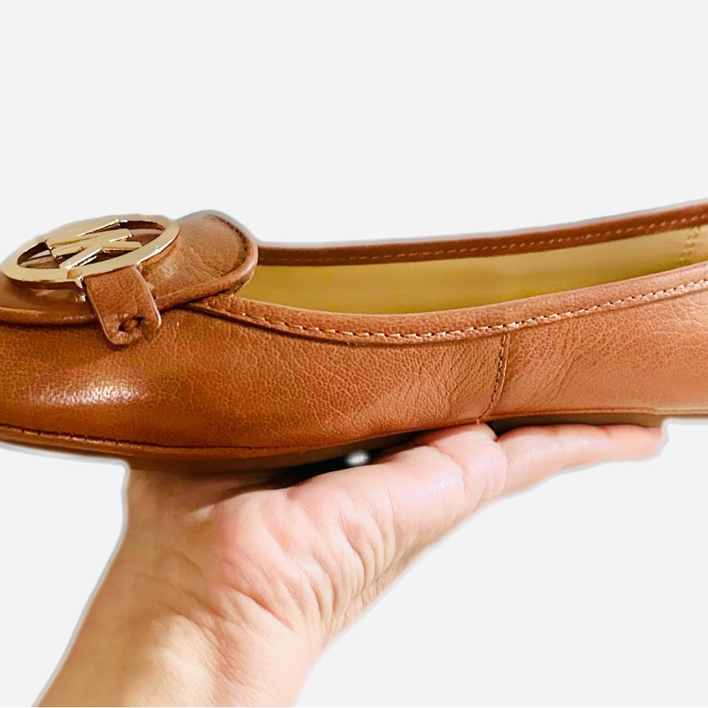 MICHAEL KORS Lillie Moccasin Luggage Gold Emblem Size 5.5 - Picture 2 of 9